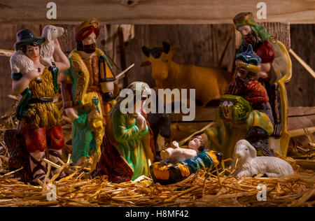 Presepe con colorate a mano le figure di legno. Focus su Maria! Foto Stock