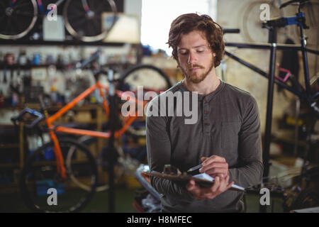 Mechanic iscritto negli appunti Foto Stock