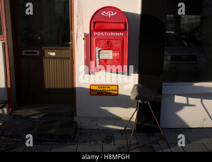 Una casella postale è visto a Reykjavik, Islanda Foto Stock