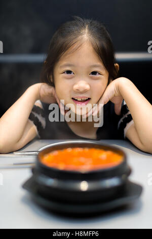 Ragazzo asiatico con Coreana tradizionale zuppa Kimchi. Foto Stock