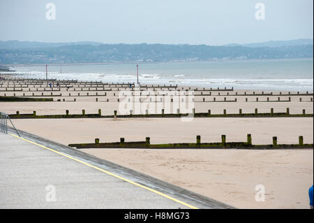 Spiaggia Dymchurch garantisce sicurezza di bagni in mare nel paradiso di Romney Bay e chilometri di sabbia fine. Foto Stock