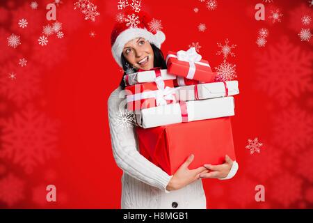 Bella donna di santa hat holding regali di natale Foto Stock
