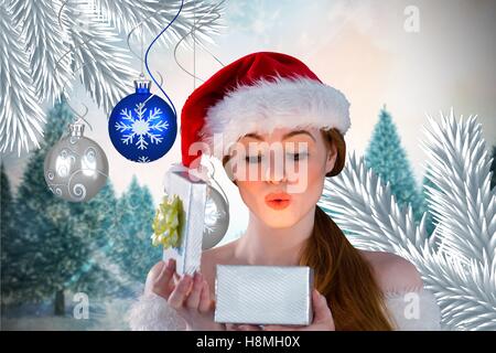 La donna a santa hat guardando il regalo di natale Foto Stock