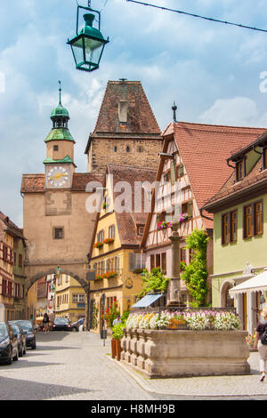Classic vista da cartolina della storica città di Rothenburg ob der Tauber in una giornata di sole con cielo blu, Franconia, Baviera, Germania Foto Stock