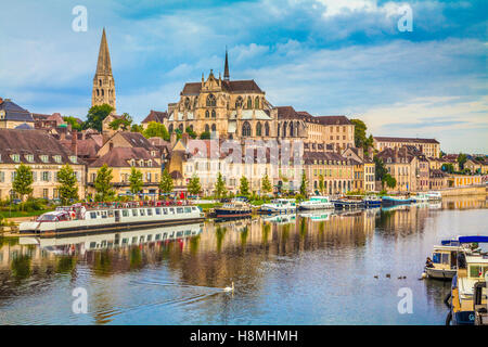 Visualizzazione classica della storica città di Auxerre con fiume Yonne, Borgogna, Francia Foto Stock