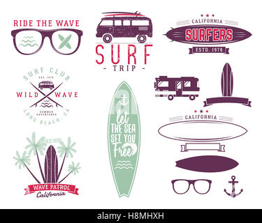 Set di Vintage grafica surf e gli emblemi per il web design o stampe. Surfer Beach stile design logo. Badge di surf. Guarnizione tavola da surf, elementi, simboli. Estate insignias. hipster colori pastello. Foto Stock