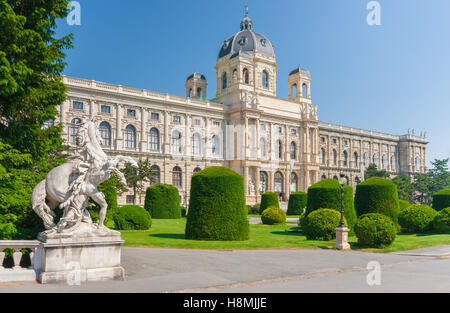 Visualizzazione classica del famoso Naturhistorisches Museum (Museo di Storia Naturale) con il parco e la scultura a Vienna, in Austria Foto Stock