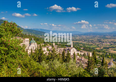 Visualizzazione classica della storica città di Assisi ion una giornata soleggiata con cielo blu e nuvole in estate, Umbria, Italia Foto Stock