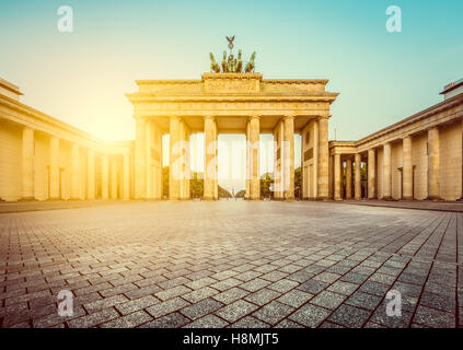 Visualizzazione classica della famosa Porta di Brandeburgo a beautiful Golden. La luce del mattino al sorgere del sole, in centro a Berlino, Germania Foto Stock