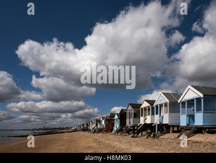 Southend on Sea, Essex, Inghilterra, Regno Unito. Aprile 2016 spiaggia capanne in sole di primavera sotto il cielo blu con puffy nuvole bianche Foto Stock