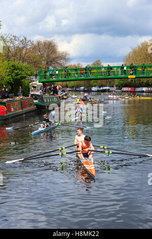 Doppio skiff sul fiume Lea a Springfield Marina durante una competizione di canottaggio a Lea Rowing Club, London, Regno Unito Foto Stock