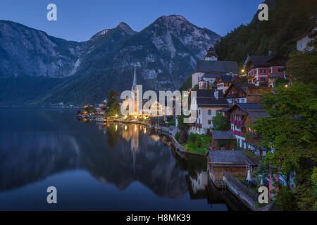 Scenic vista da cartolina famosa Hallstatt borgo lacuale con lago Hallstatter nelle Alpi nel crepuscolo Salzkammergut, Austria Foto Stock
