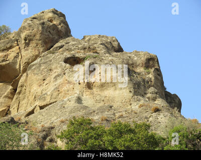 Rock-scape contro il cielo blu vicino a Alora Andalusia Foto Stock