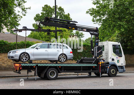 Un illegalmente parcheggiato auto viene issato su un camion per la rimozione, Hampstead Lane, London, Regno Unito Foto Stock