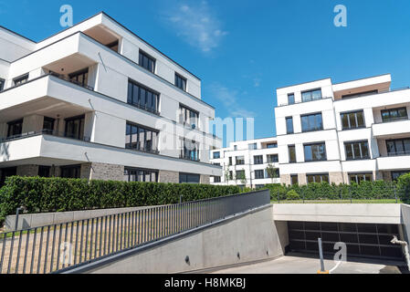 Moderno appartamento bianco case con un parcheggio sotterraneo visto a Berlino, Germania Foto Stock
