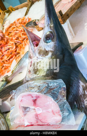 Pesce spada in vendita in un mercato di Palermo, Sicilia Foto Stock