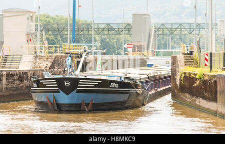 Barge negoziando un blocco sul Fiume Main, Germania Foto Stock