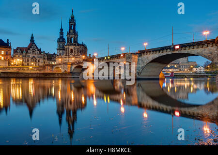 Il famoso Hofkirche e di un ponte sul fiume Elba a Dresda, in Germania, all'alba Foto Stock