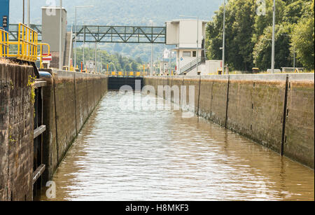 La negoziazione di un blocco sul Fiume Main, Germania Foto Stock