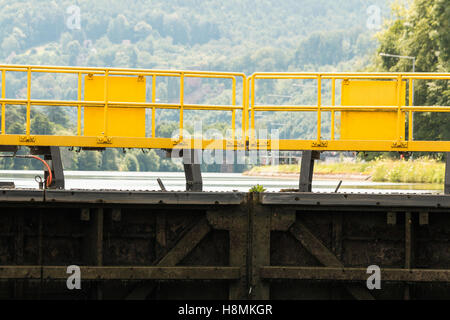 La negoziazione di un blocco sul Fiume Main, Germania Foto Stock