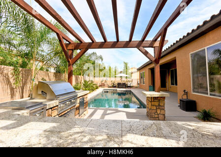 Residenziale modesto sud-ovest americano nel cortile con piscina e cucina esterna. Foto Stock