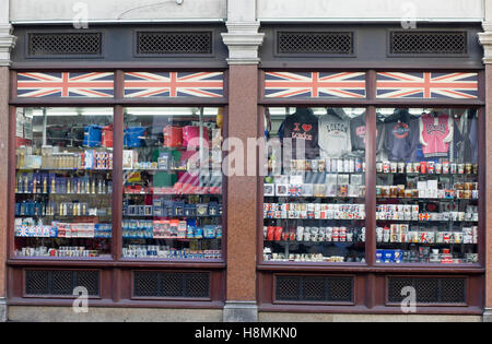 Negozio di souvenir per i turisti a Londra Inghilterra Foto Stock