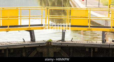 La negoziazione di un blocco sul Fiume Main, Germania Foto Stock