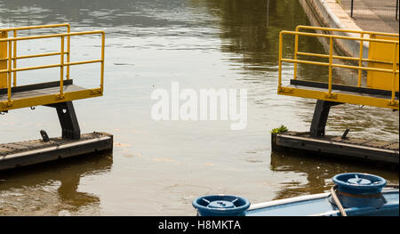 La negoziazione di un blocco sul Fiume Main, Germania Foto Stock