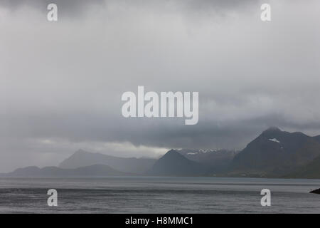 Il tempo si chiude e la tempesta si sviluppa sopra il fiordo, le isole Lofoten, la Norvegia, Foto Stock