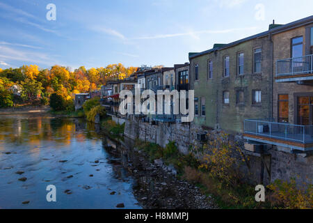Il Grande Fiume e il retro degli edifici che corrono lungo il Grand River Street a Parigi, Ontario, Canada. Foto Stock