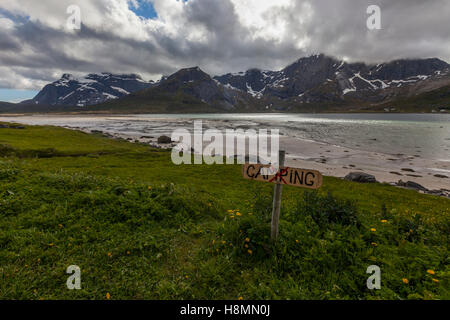 Cartello Campeggio. Baia di Kilan, vicino a Flakstad, Isole Lofoten, Norvegia Foto Stock
