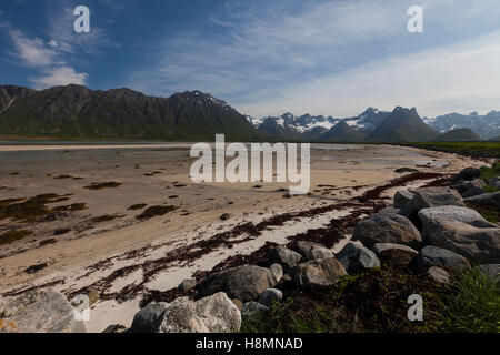 Grunnfor Fjord e Causeway, Isole Lofoten in Norvegia Foto Stock