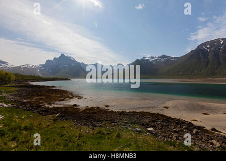 Grunnfor Fjord e Causeway, Isole Lofoten in Norvegia Foto Stock