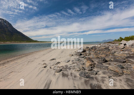 Grunnfor Fjord e Causeway, Isole Lofoten in Norvegia Foto Stock