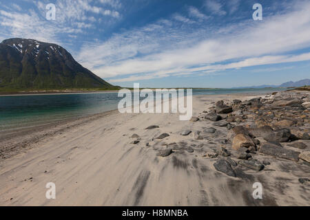 Grunnfor Fjord e Causeway, Isole Lofoten in Norvegia Foto Stock