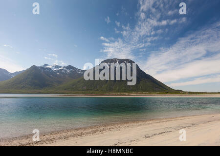 Grunnfor Fjord e Causeway, Isole Lofoten in Norvegia Foto Stock