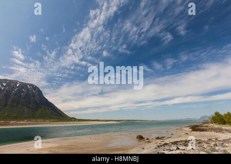 Grunnfor Fjord e Causeway, Isole Lofoten in Norvegia Foto Stock