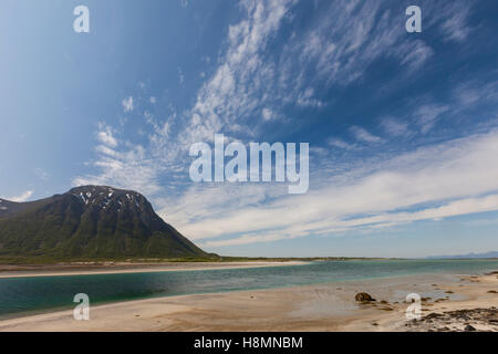 Grunnfor Fjord e Causeway, Isole Lofoten in Norvegia Foto Stock