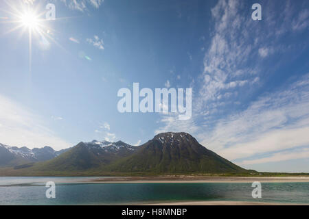 Grunnfor Fjord e Causeway, Isole Lofoten in Norvegia Foto Stock