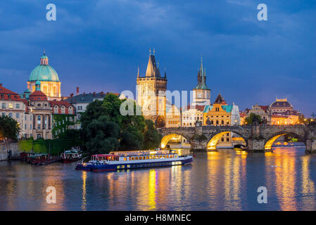 Vista sul fiume Moldava e il Ponte Carlo al tramonto Praga Repubblica Ceca Europa Foto Stock