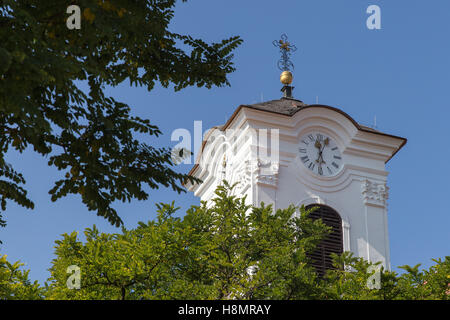 La punta della cappella con orologio e croce sulla cupola Foto Stock