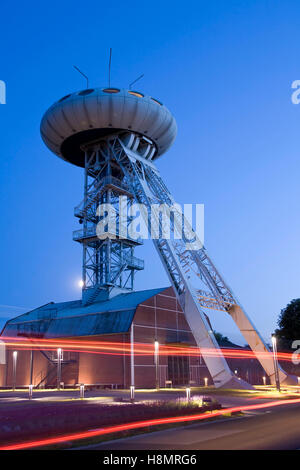 Germania, la zona della Ruhr, technology center Luentec, l'UFO del designer Colani sulla sommità della ex torre di avvolgimento. Foto Stock