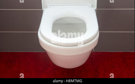 Primo piano della white water e aprire il coperchio Foto Stock