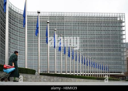 Belgio: vecchia donna di fronte a Commissione europea HQs (edificio Berlaymont a Bruxelles. Foto da 11. Settembre 2016. | Utilizzo di tutto il mondo Foto Stock