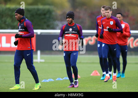 L'Inghilterra del Raheem Sterling (centro) durante una sessione di formazione a Tottenham Hotspur Training Centre di Londra. Foto Stock