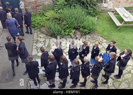 Assemblaggio di cantori in ranghi che è il nome per la riunione prima della pratica del coro e del coro di prove. Foto Stock