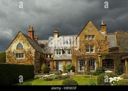 Coton Manor con un suggestivo cielo nuvoloso nero, vicino a Guilsborough, Northamptonshire, Inghilterra, Regno Unito. Foto Stock