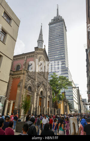 Città del Messico - Luglio 6, 2013: strade trafficate dalla Torre Latinoamericana (Torre Latinoamericana), vicino allo Zocalo, in Messico ci Foto Stock