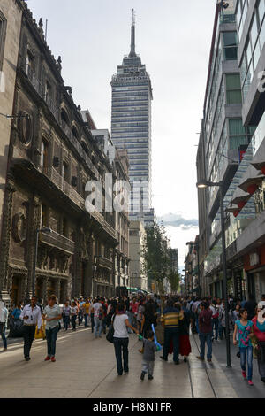 Città del Messico - Luglio 6, 2013: strade trafficate dalla Torre Latinoamericana (Torre Latinoamericana), vicino allo Zocalo, in Messico ci Foto Stock