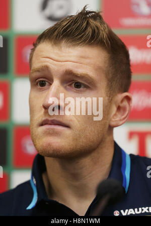 Irlanda del Nord il capitano Steve Davis durante la conferenza stampa al Windsor Park di Belfast. Foto Stock